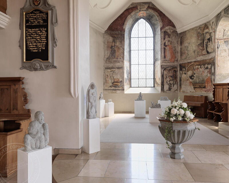 Eva Ehrismann, Bildhauerin – Ausstellungen in Kirchen und Klöster | Architekturfotografie Lorenz Ehrismann