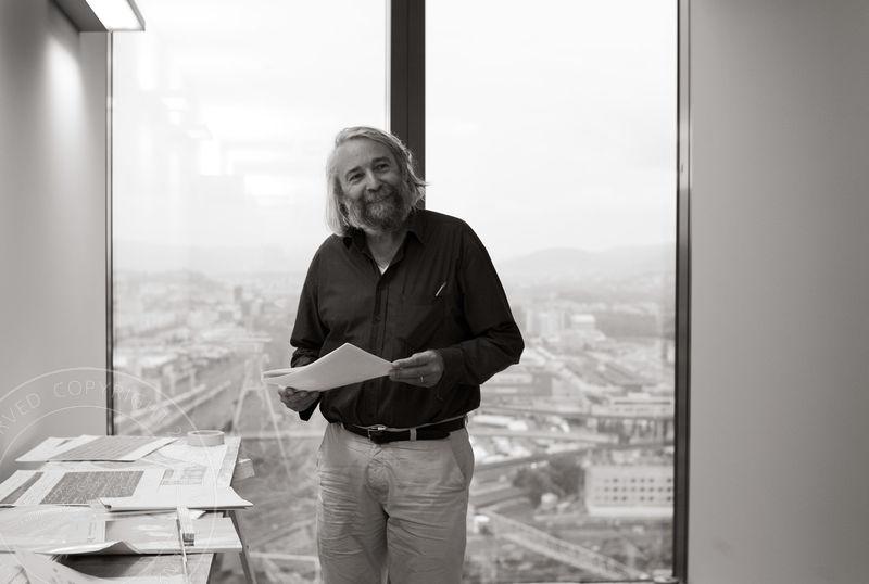 Hans Danuser im Prime Tower bei der Vorbereitung «Piff Paff Puff»
