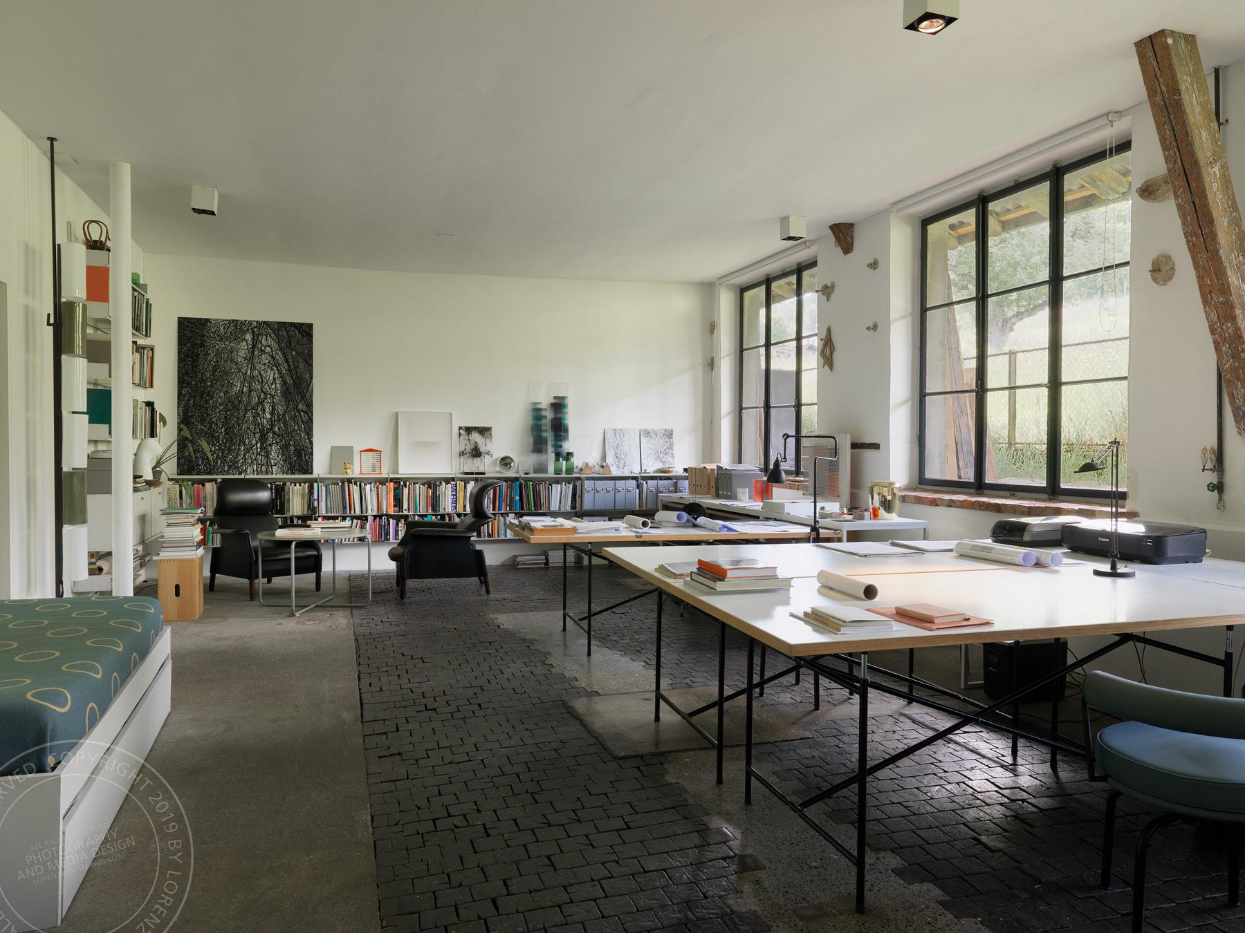 Das Atelier in Wauwil der Architekten und Künstler Daniela Schönbächler und Claudio Holdener | Architekturfotografie Lorenz Ehrismann