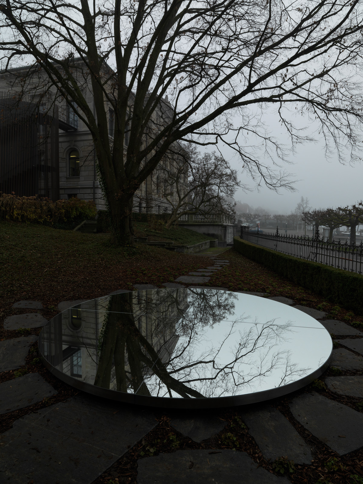 Pièce d'Eau – Spiegel-Installation beim Regierungsgebäude Zug, Daniela Schönbächler