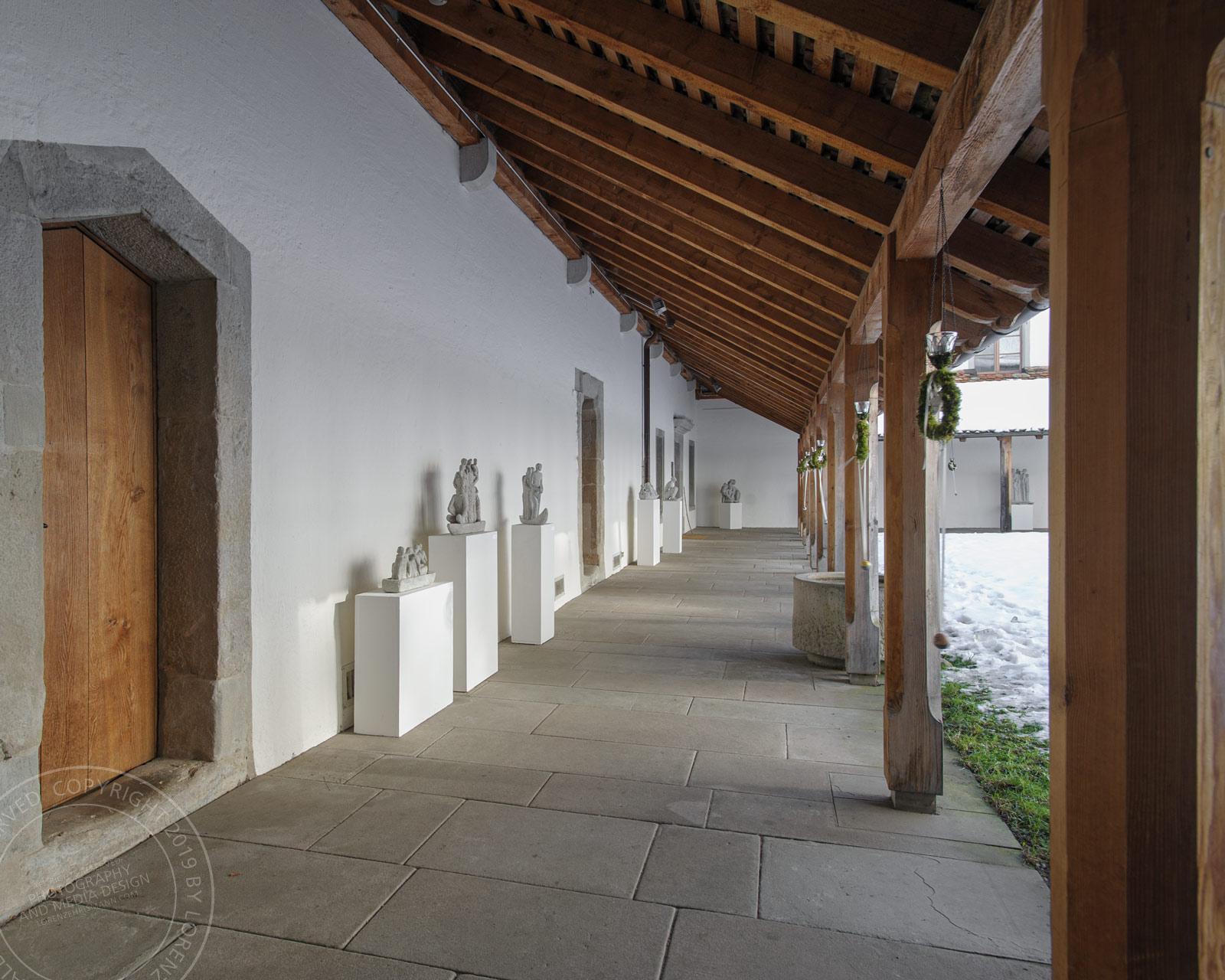 Eva Ehrismann, Bildhauerin – Ausstellungen in Kirchen und Klöster | Architekturfotografie Lorenz Ehrismann