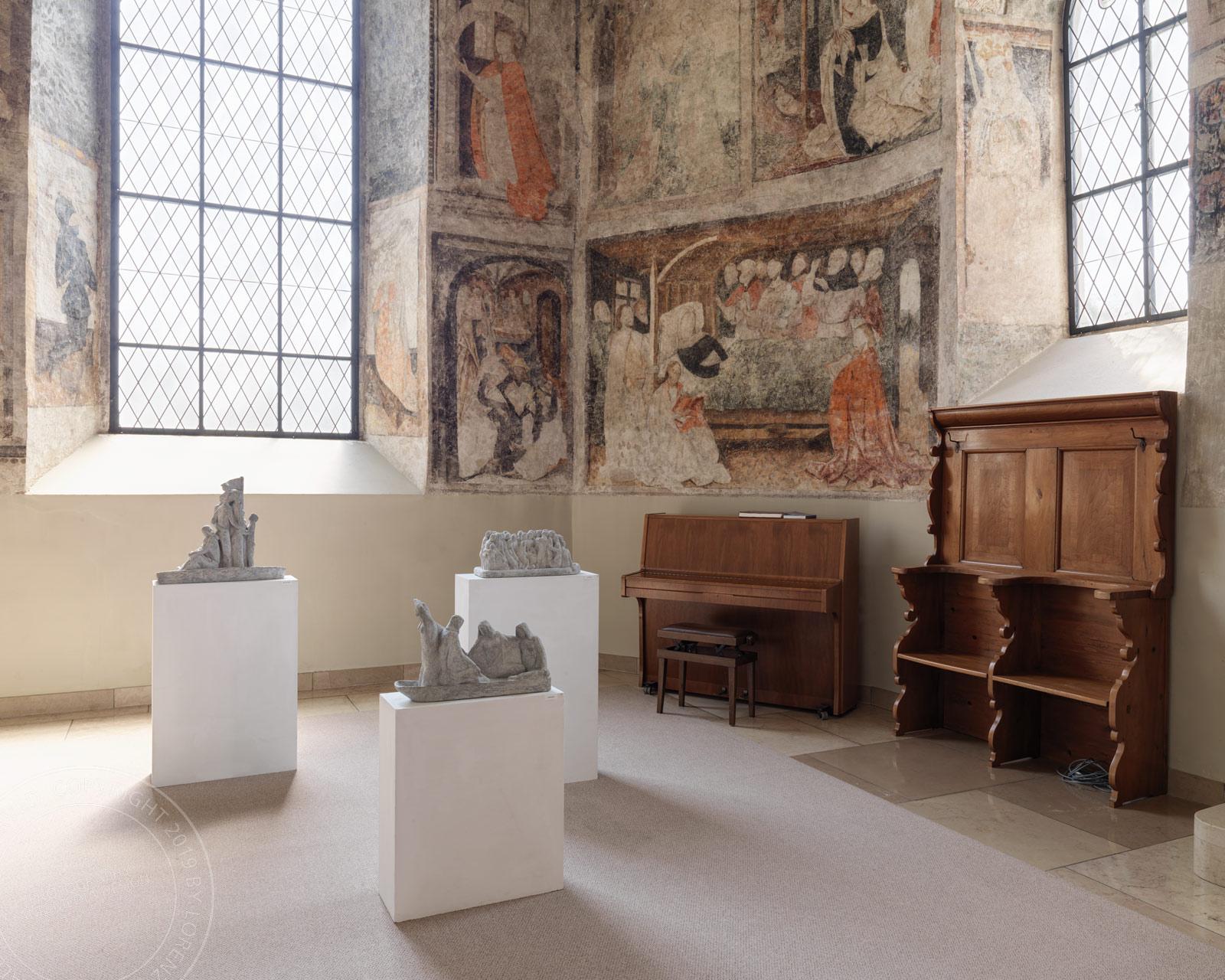 Eva Ehrismann, Bildhauerin – Ausstellungen in Kirchen und Klöster | Architekturfotografie Lorenz Ehrismann