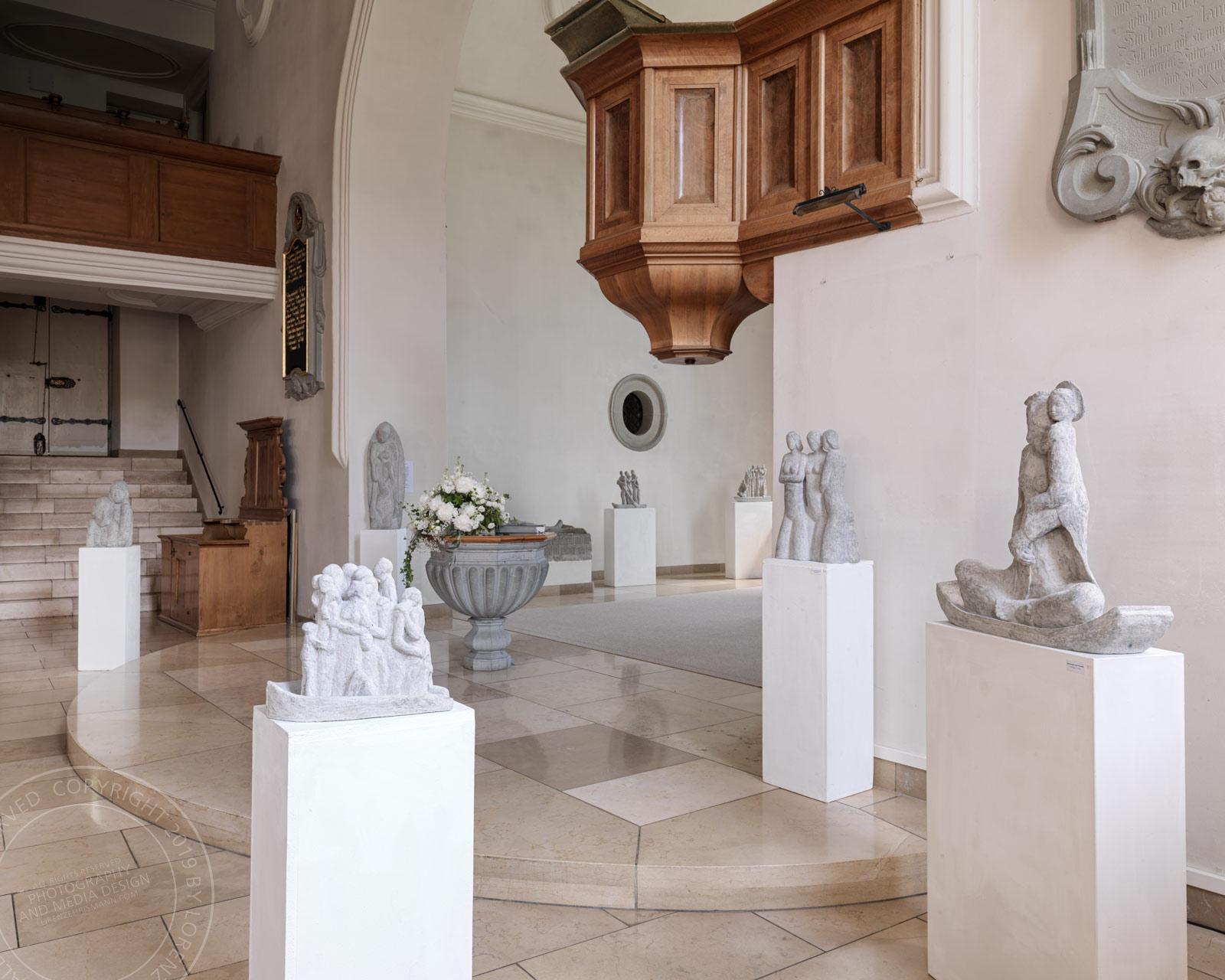 Eva Ehrismann, Bildhauerin – Ausstellungen in Kirchen und Klöster | Architekturfotografie Lorenz Ehrismann