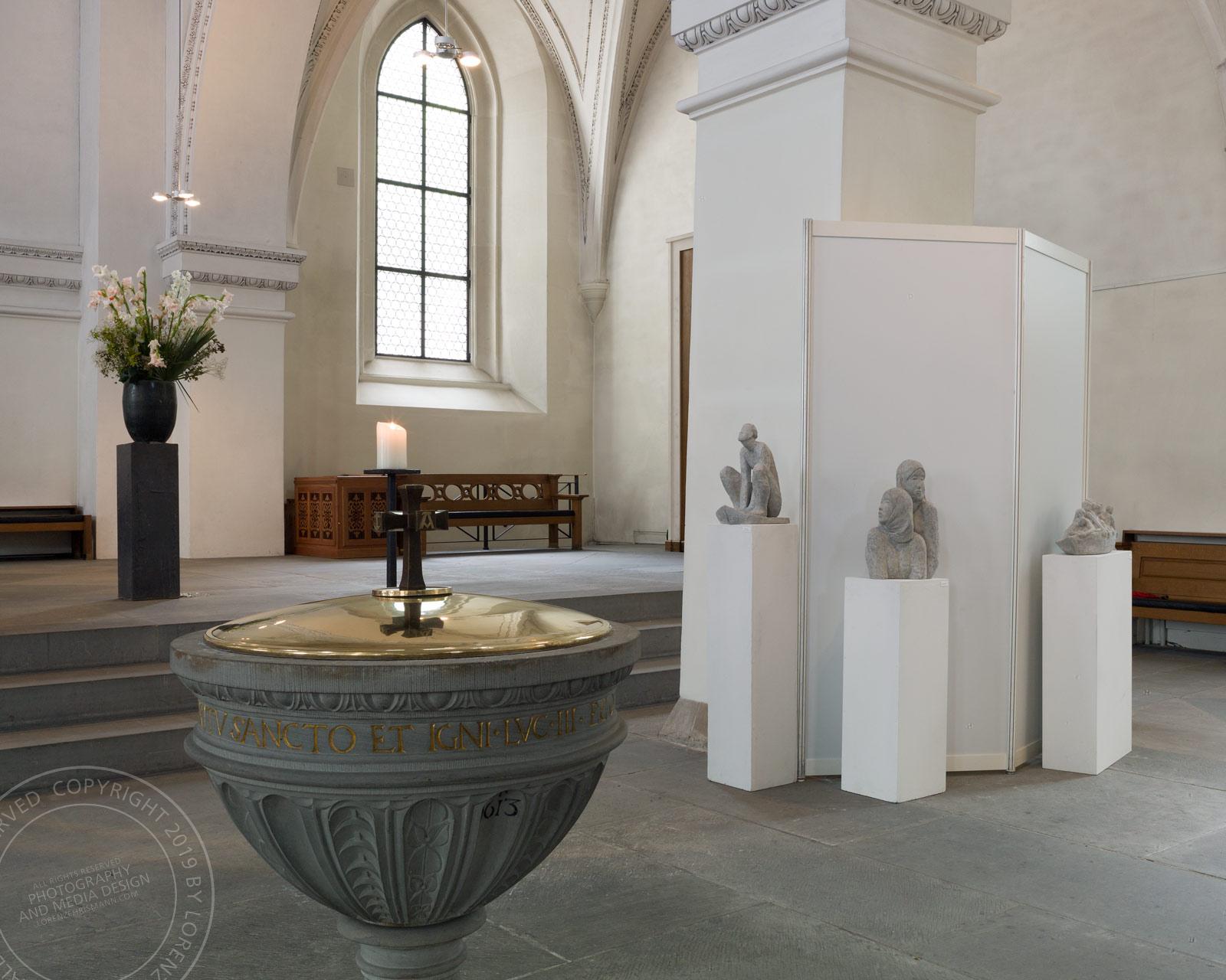 Eva Ehrismann, Bildhauerin – Ausstellungen in Kirchen und Klöster | Architekturfotografie Lorenz Ehrismann