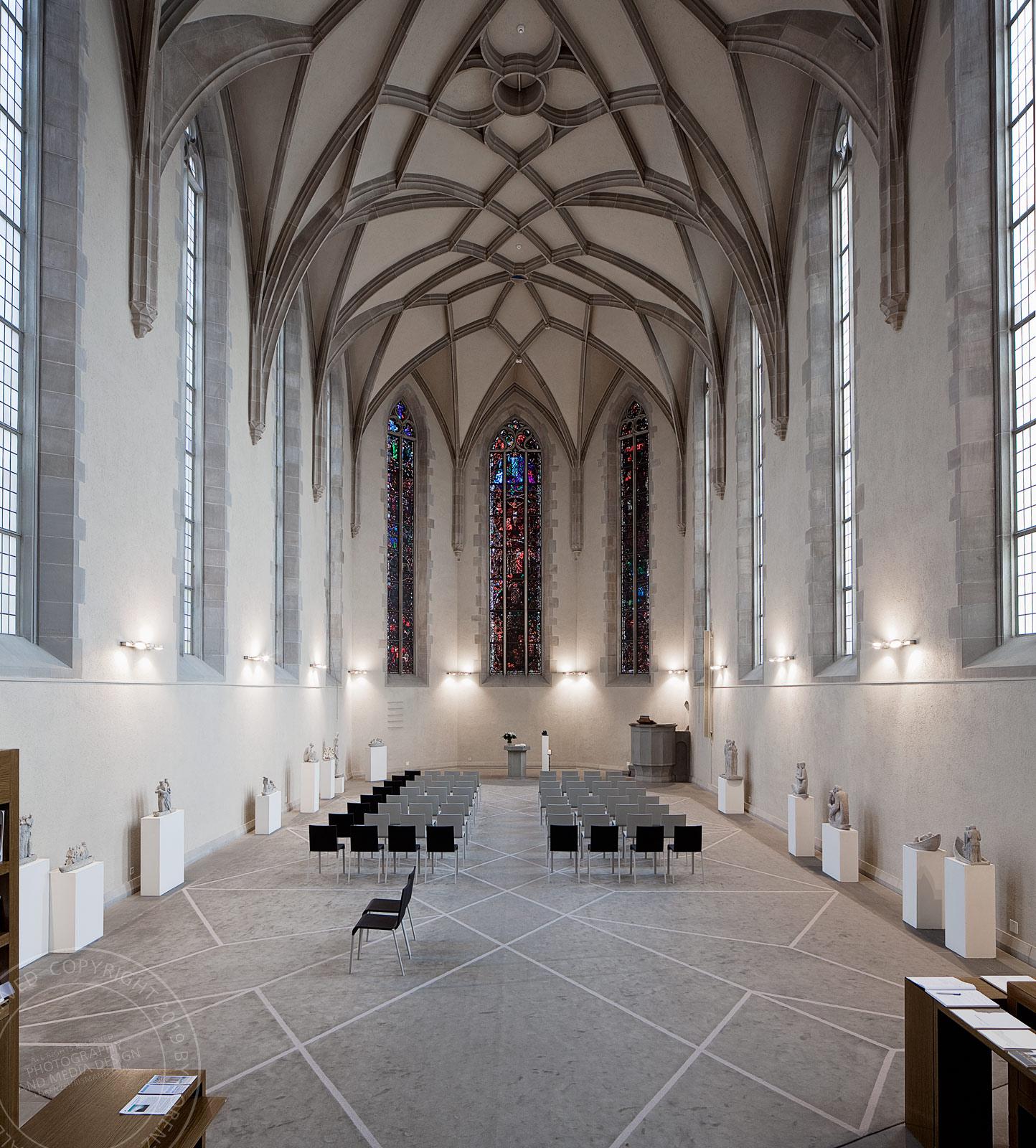 Eva Ehrismann, Bildhauerin – Ausstellungen in Kirchen und Klöster | Architekturfotografie Lorenz Ehrismann