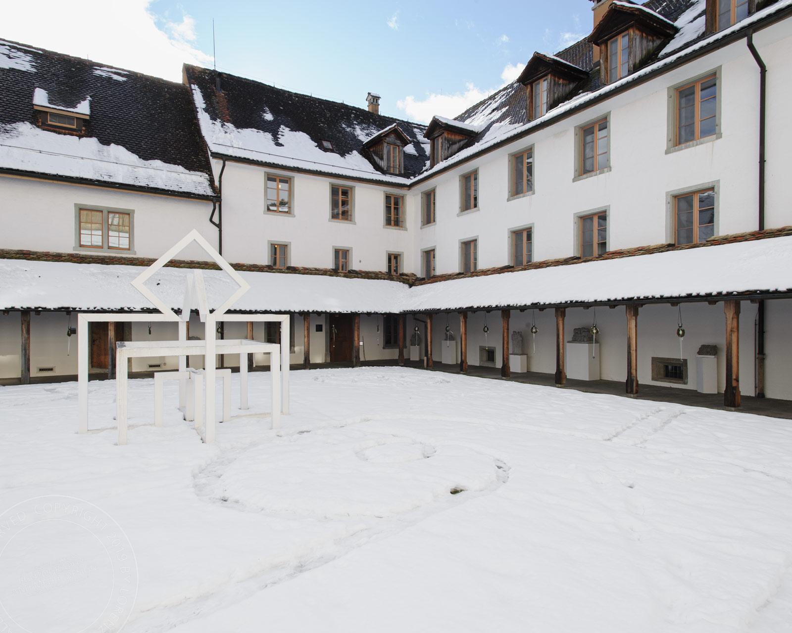 Eva Ehrismann, Bildhauerin – Ausstellungen in Kirchen und Klöster | Architekturfotografie Lorenz Ehrismann