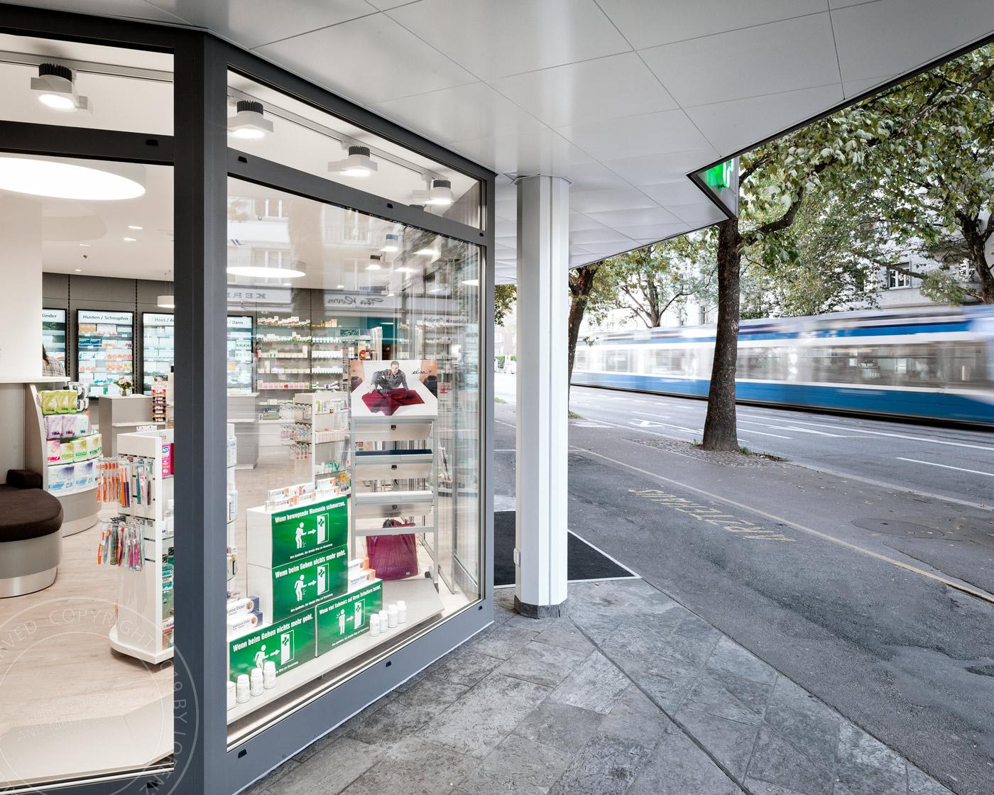 Digitaler Kommissionierautomaten in der Hirschapotheke Zürich | Fachaufname Lorenz Ehrismann