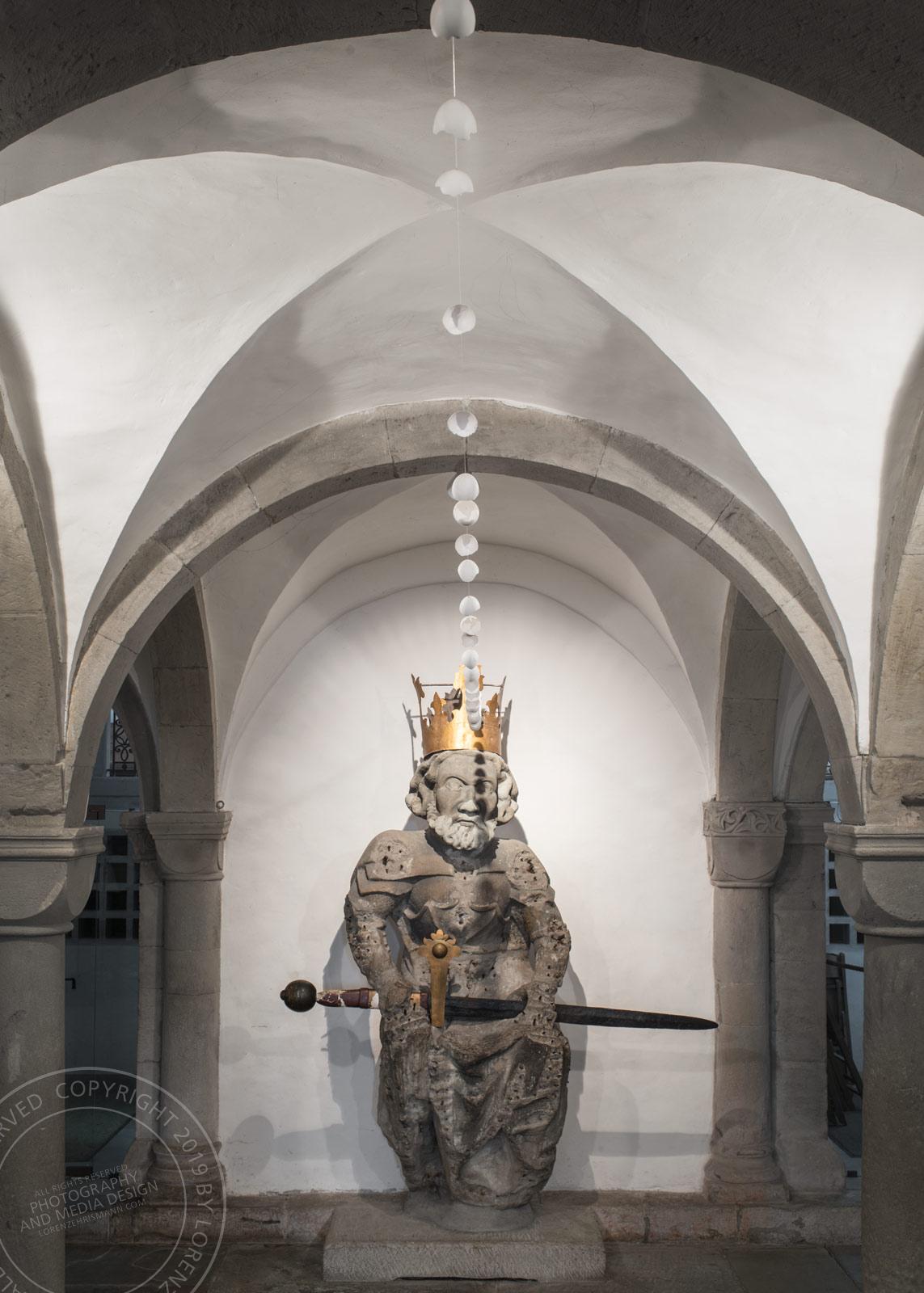 Mario Sala in der Krypta Grossmünster | Architekturfotografie Lorenz Ehrismann