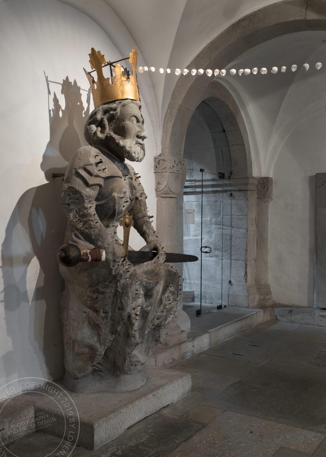 Mario Sala in der Krypta Grossmünster | Architekturfotografie Lorenz Ehrismann
